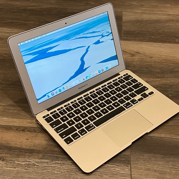 MacBook Air 11 Inch - Picture 3 of 7